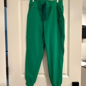Figs Women's Cropped Ankle Scrub Pants in Green